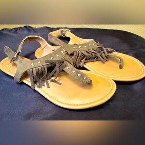 Preloved olive green women’s 6.5 fringe thong sandal.